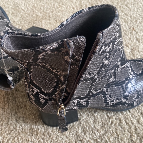 NWT Old navy snakeskin print boots. - Picture 7 of 9